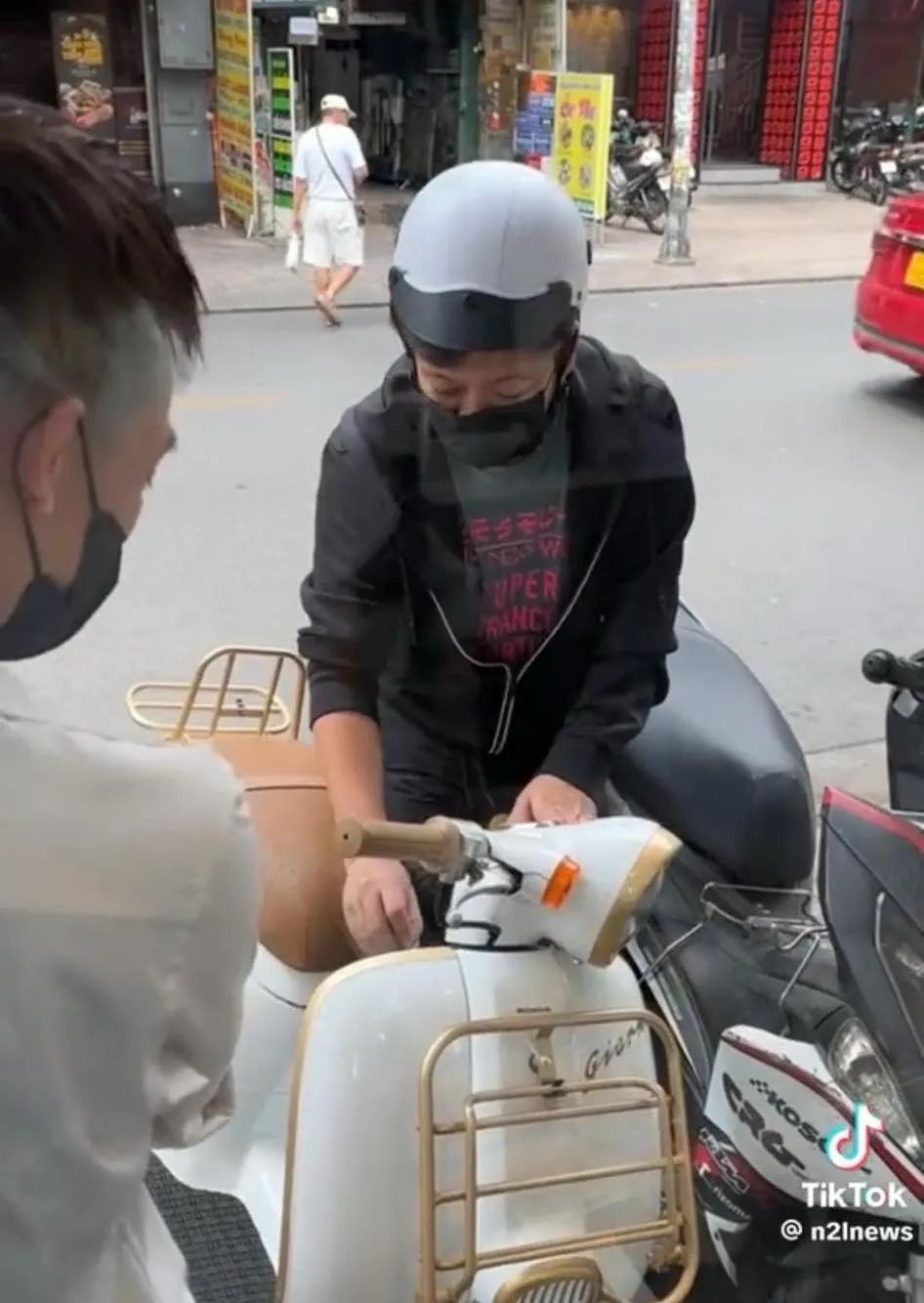 truong-giang-gian-di-lai-xe-may-di-cat-toc (1)