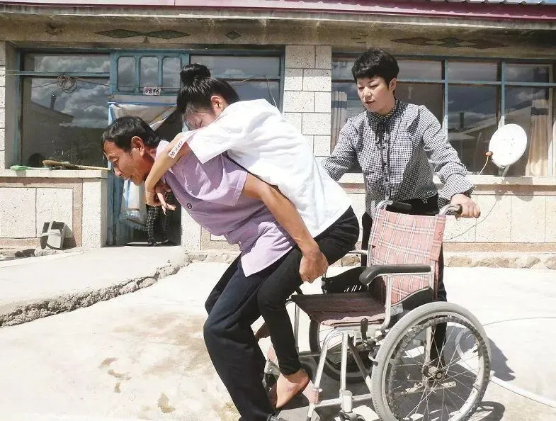 nguoi-dan-ong-nhan-nuoi-co-be-di-tat (1)