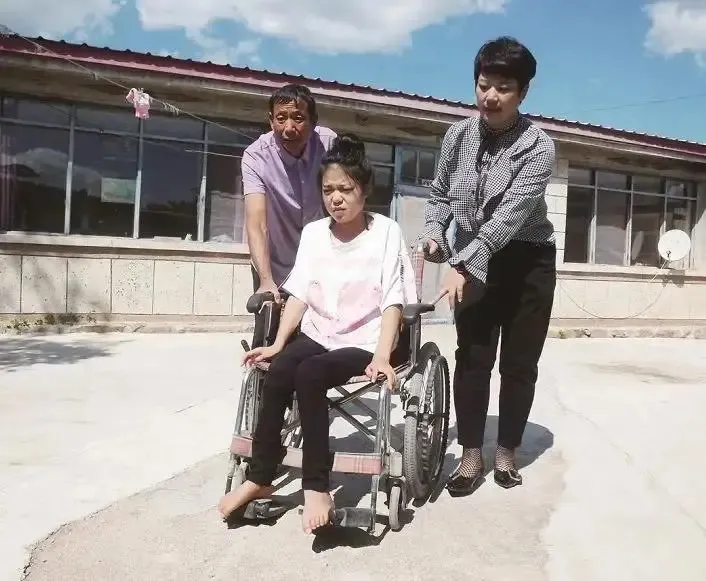 nguoi-dan-ong-nhan-nuoi-co-be-di-tat (3)