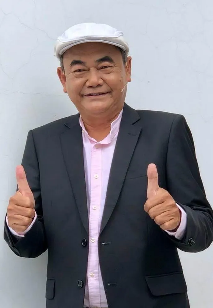 nghe-si-viet-anh-tinh-tu-ben-co-gai-tre (1)