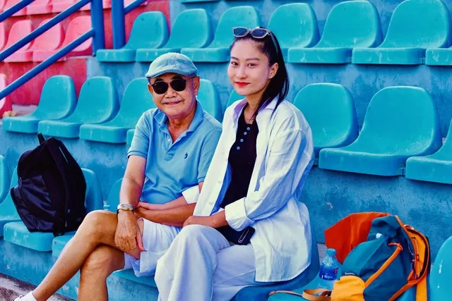 nghe-si-viet-anh-tinh-tu-ben-co-gai-tre (7)