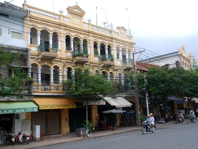 dai-gia-giau-nuc-tieng-sai-gon-lay-3-chi-em-ruot (3)