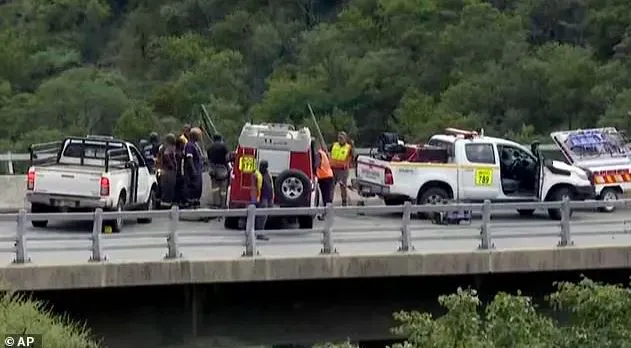 xe-buyt-lao-xuong-vuc-khien-45-nguoi-qua-doi (6)