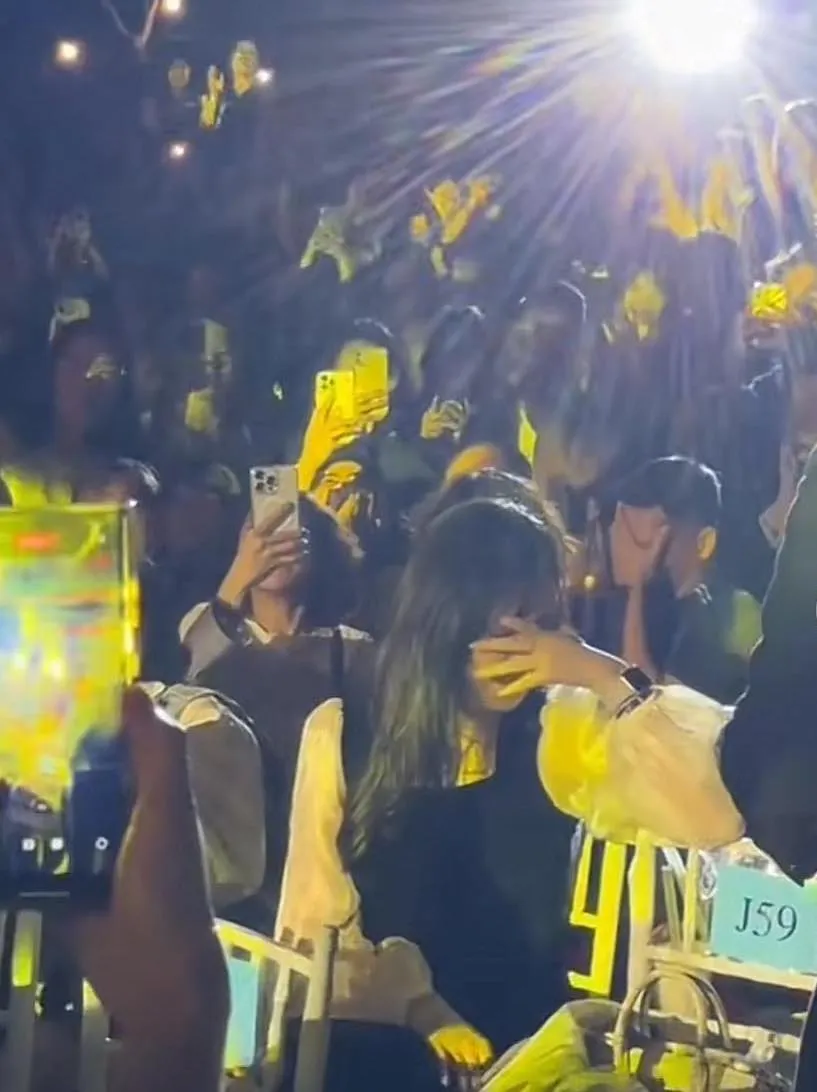 co-gai-biue-cam-la-khi-duco-cau-hon (1)