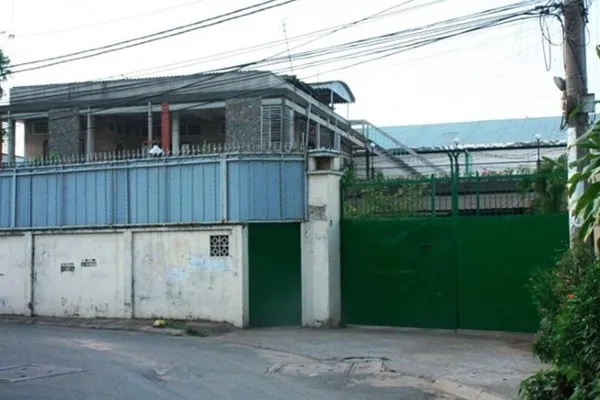 nu-dai-gia-ban-bun-sai-gon (6)