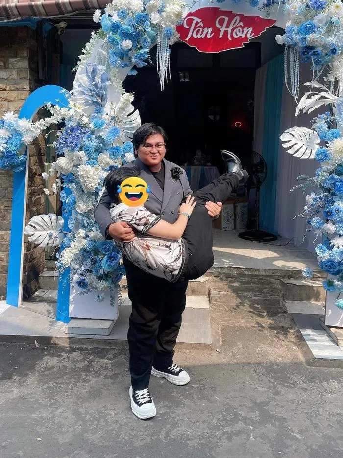 on-vinh-quang-than-mat-ben-chang-trai-khac (1)