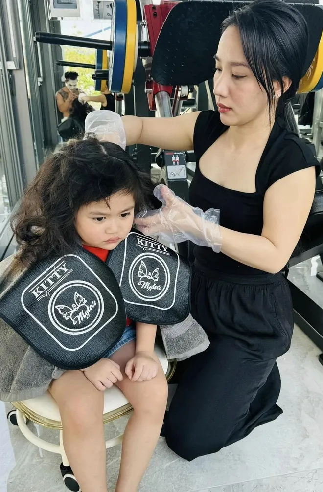 con-gai-le-duong-bao-lam-duoc-me-lam-toc (5)