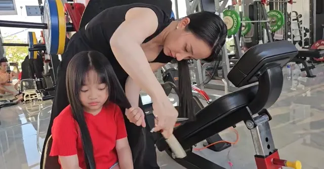 con-gai-le-duong-bao-lam-duoc-me-lam-toc (6)