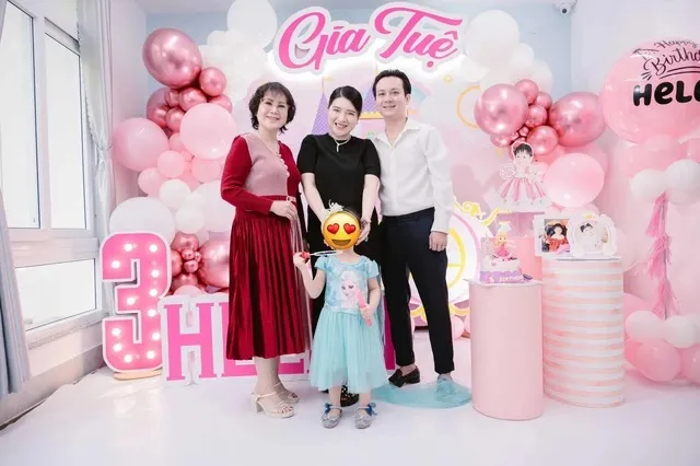 con-dau-sinh-con-duoc-me-chong-tang-nha-lau-xe-hoi (3)