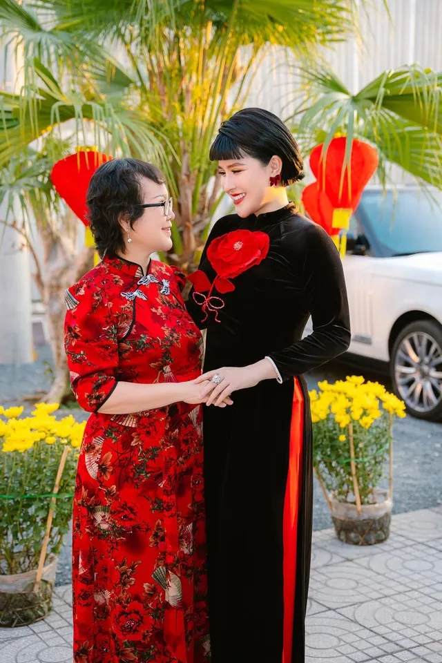 con-dau-sinh-con-duoc-me-chong-tang-nha-lau-xe-hoi (4)