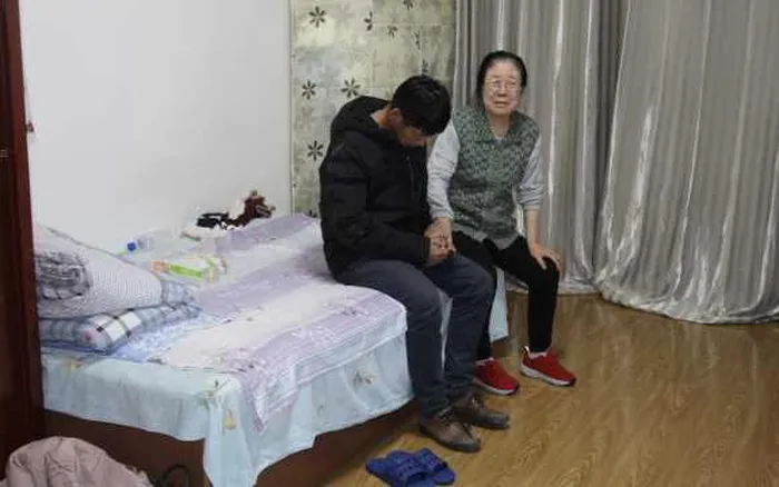 con-trai-di-lam-gui-tien-cho-me-giu (1)