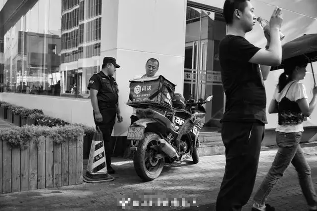 con-trai-di-lam-gui-tien-cho-me-giu (2)