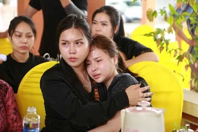 be-tra-5-tuoi-qua-doi-tren-xe-oto (5)