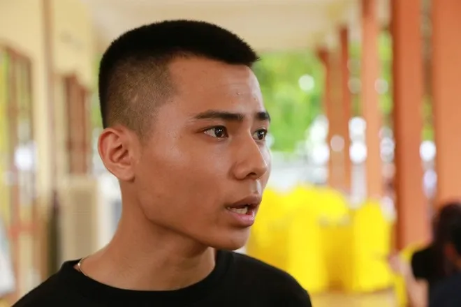 be-tra-5-tuoi-qua-doi-tren-xe-oto (6)