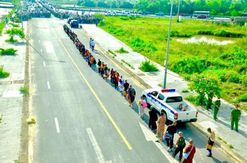 nguoi-di-theo-ong-thcih-minh-tue-qua-doi (1)