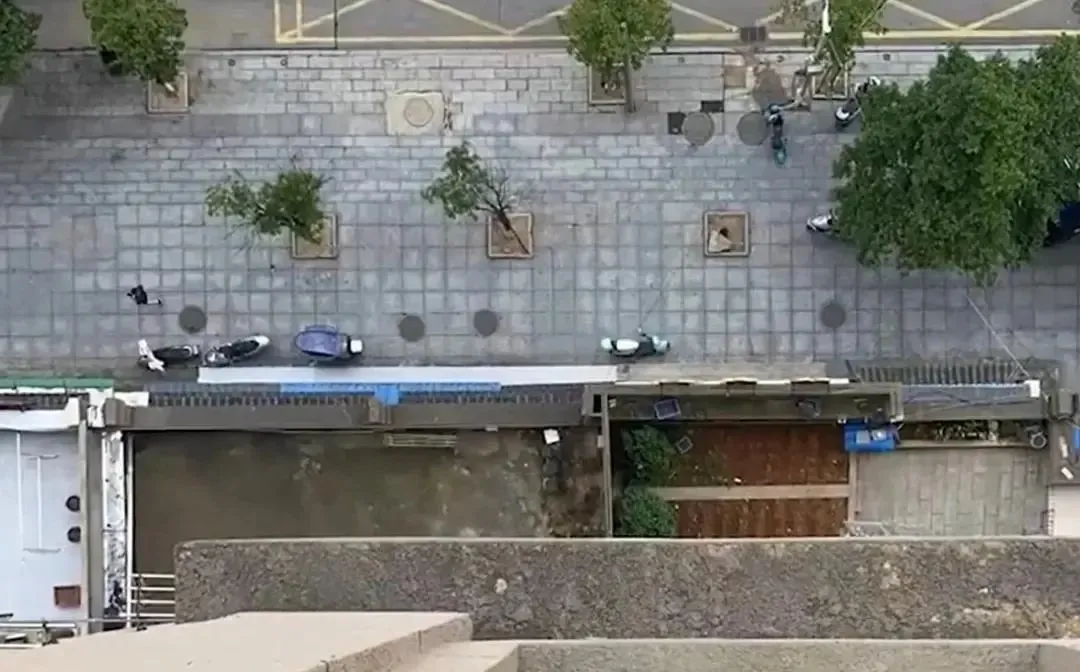 be-gai-13-tuoi-ra-tay-voi-be-2-tuoi (1)