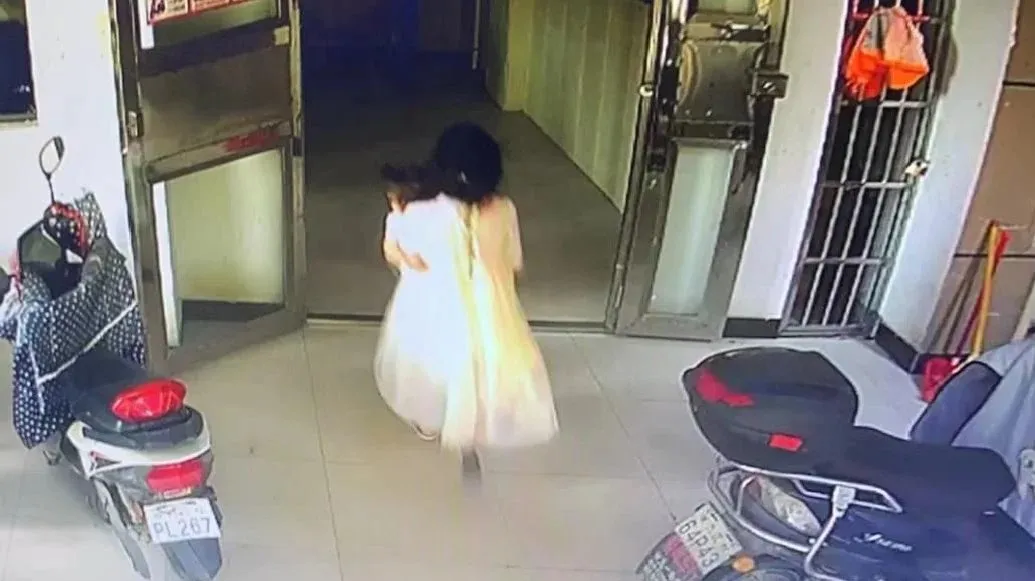 be-gai-13-tuoi-ra-tay-voi-be-2-tuoi (2)