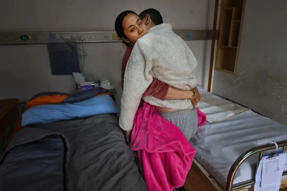 co-gai-cham-ban-trai-song-thuc0vat (1)