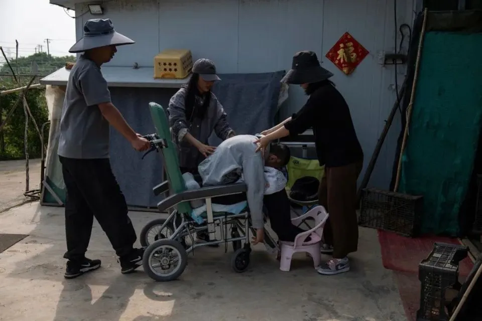 co-gai-cham-ban-trai-song-thuc0vat (3)