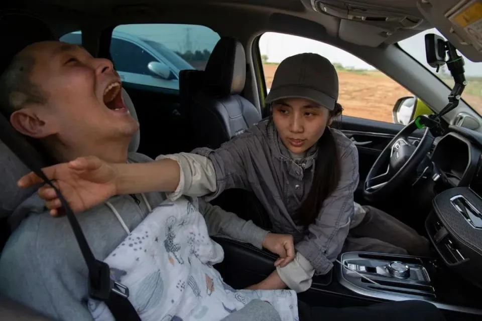 co-gai-cham-ban-trai-song-thuc0vat (4)