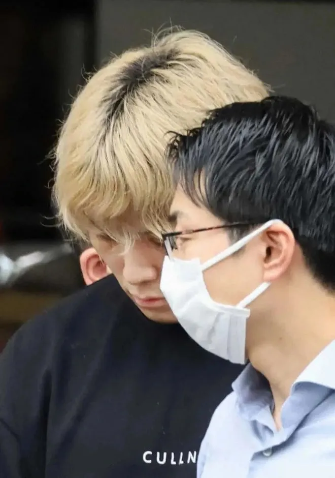 nam-ca-si-bi-bat-vi-hai-ban-gai (3)