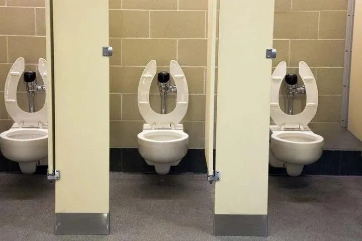 bon-cau-nha-ve-sinh-cong-cong-o-my (2)