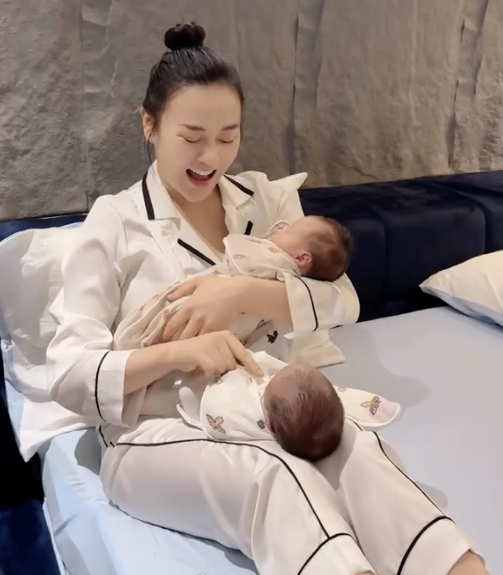 phuong-oanh-choi-dua-voi-con (1)