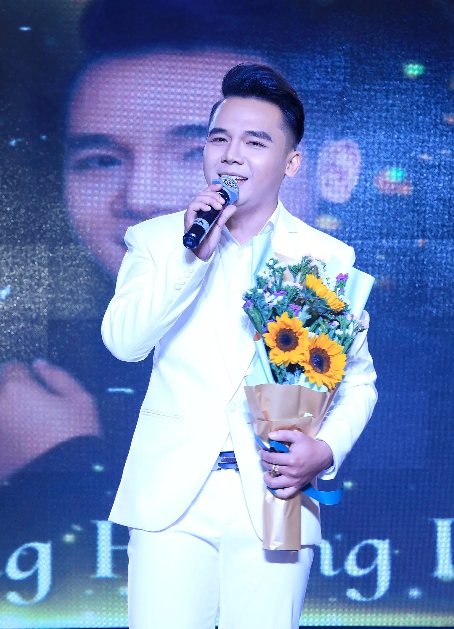 ca-si-duong-hoang--phuc-dai-dinh-vi-theo-doi-ban-gai (1)