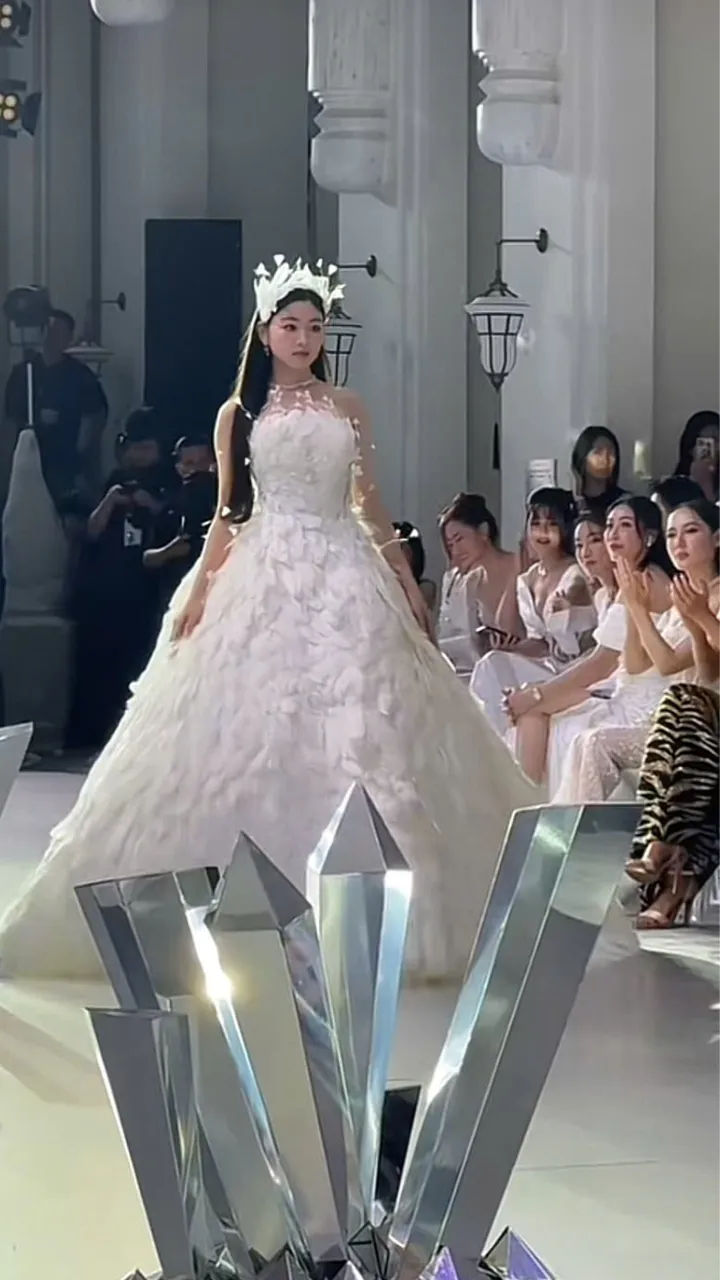 lo-lem-ai-nu-nha-quyen-linh-da-lam-gi-ma-khien-cho-dan-tinh-dong-loat-goi-co-la-hoa-hau