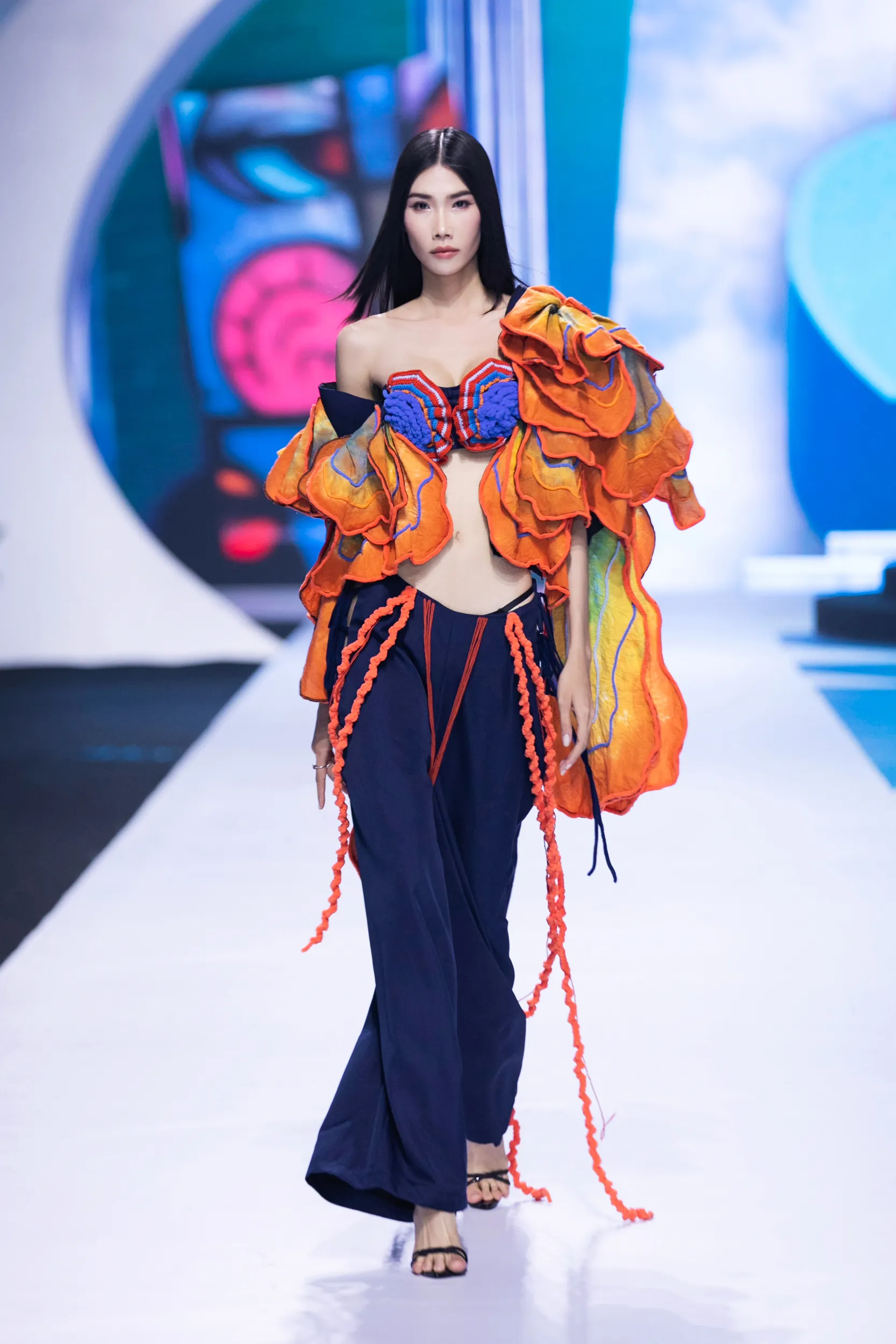 man-nhan-ngam-nhin-loat-thiet-ke-cua-cac-ntk-the-he-moi- tai-vietnam-next-gen-fashon-era1