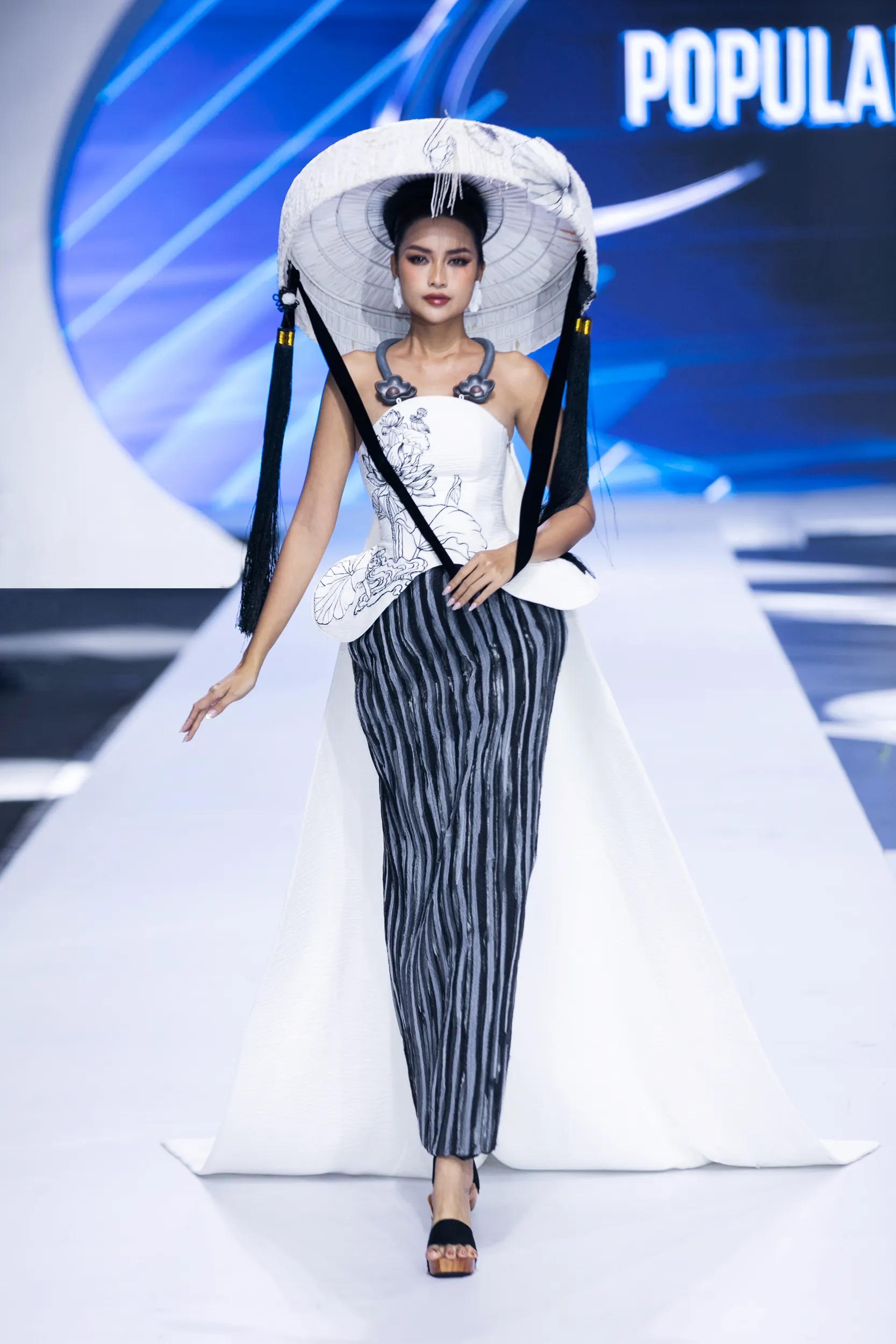 man-nhan-ngam-nhin-loat-thiet-ke-cua-cac-ntk-the-he-moi- tai-vietnam-next-gen-fashon-era1