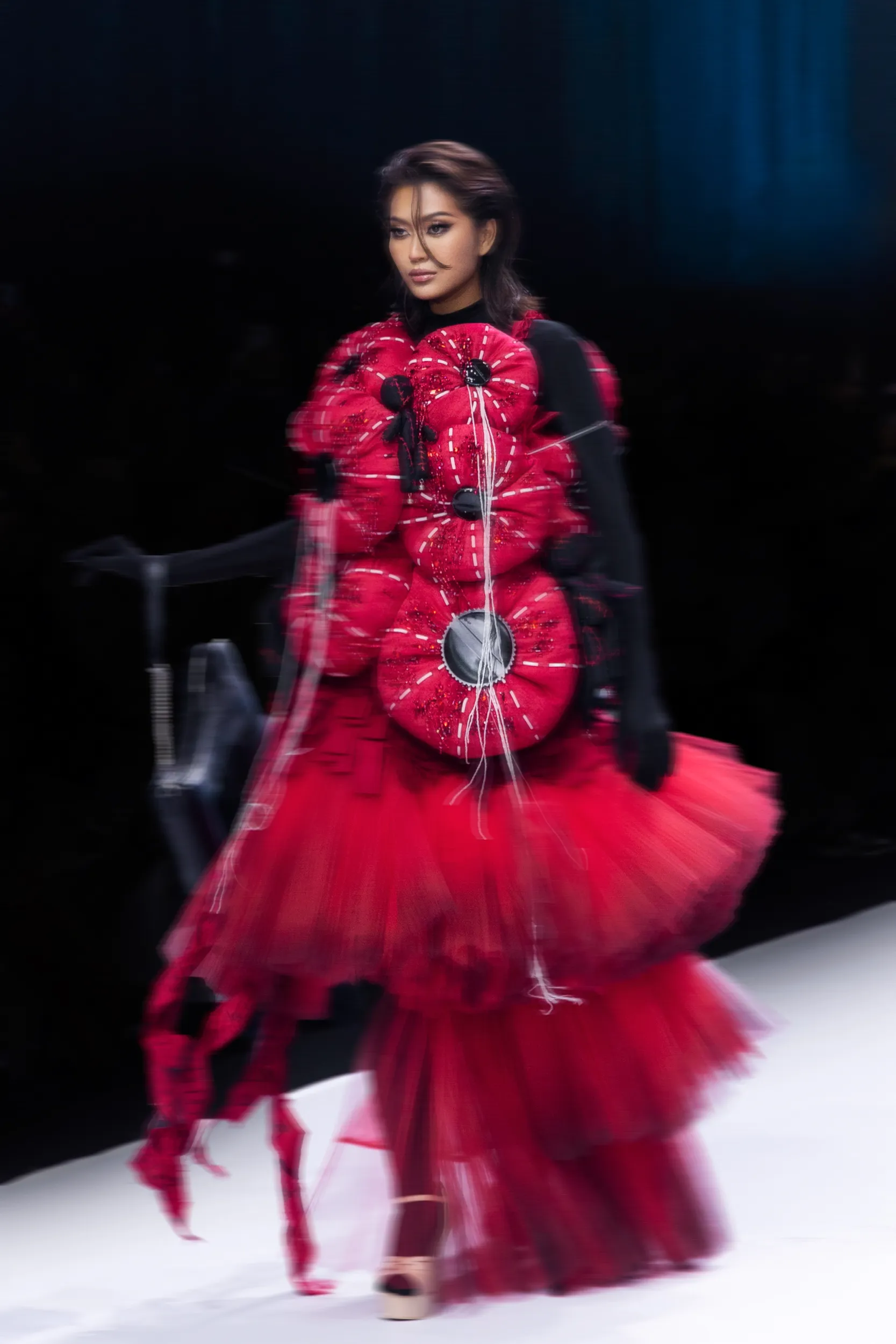 man-nhan-ngam-nhin-loat-thiet-ke-cua-cac-ntk-the-he-moi- tai-vietnam-next-gen-fashon-era1