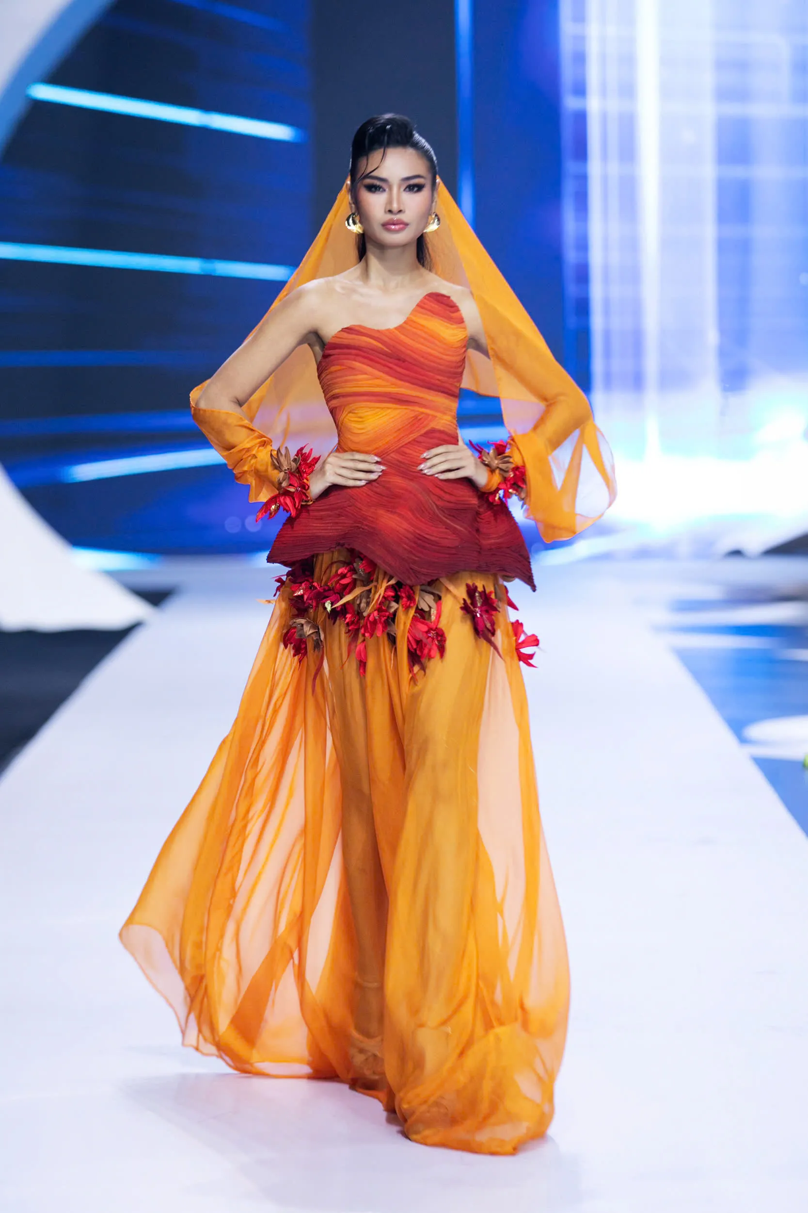 man-nhan-ngam-nhin-loat-thiet-ke-cua-cac-ntk-the-he-moi- tai-vietnam-next-gen-fashon-era1