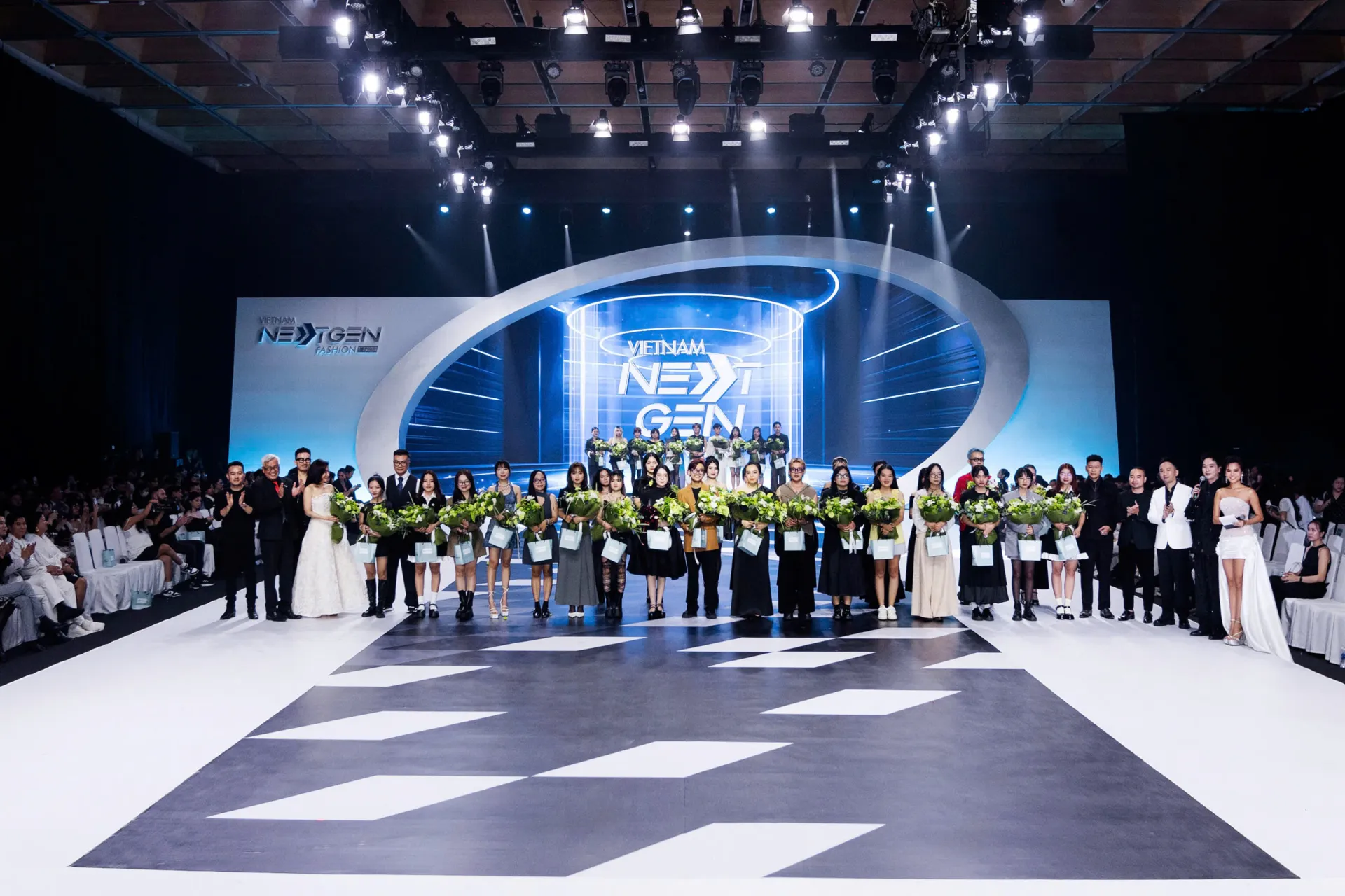 man-nhan-ngam-nhin-loat-thiet-ke-cua-cac-ntk-the-he-moi- tai-vietnam-next-gen-fashon-era1