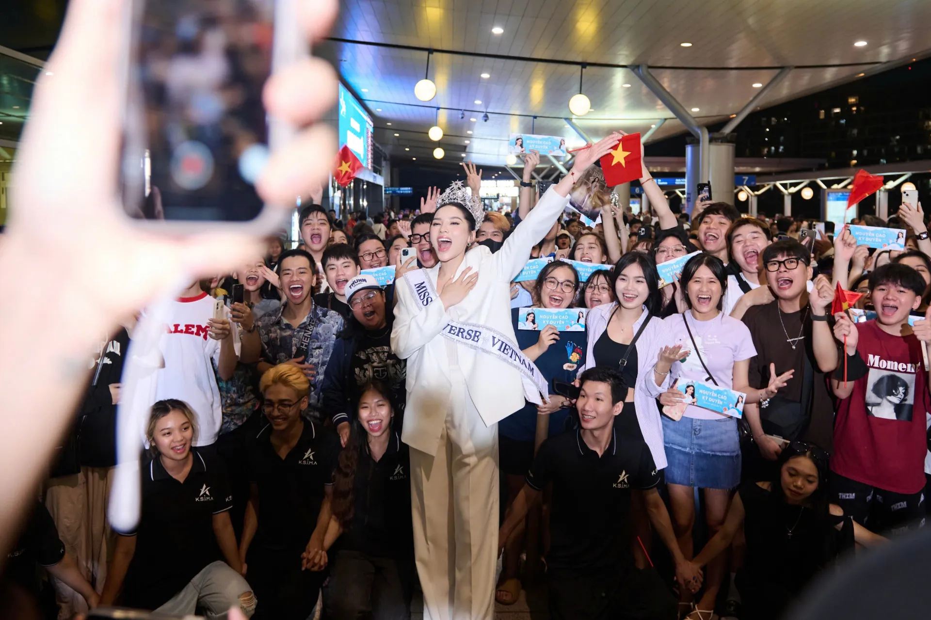 hoa-hau-ky-duyen-bi-bao-vay-boi-bien-fan-tai-san-bay-di-den-mexico-tham-du-MU