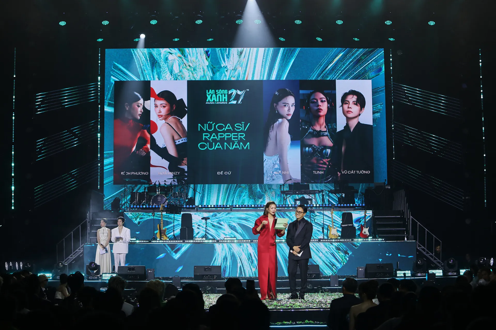 Vợ chồng Thanh Hằng trao giải tại Làn Sóng Xanh