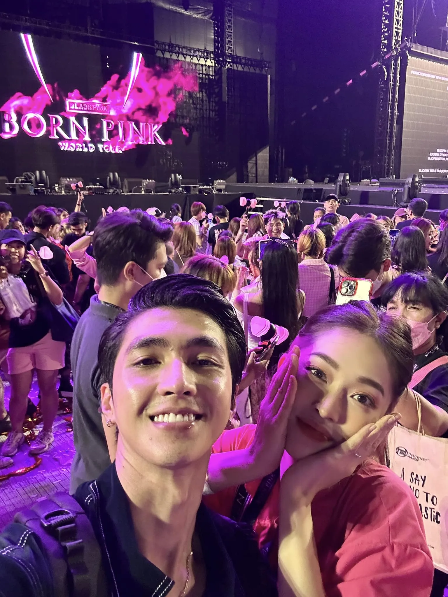 concert-black-pink