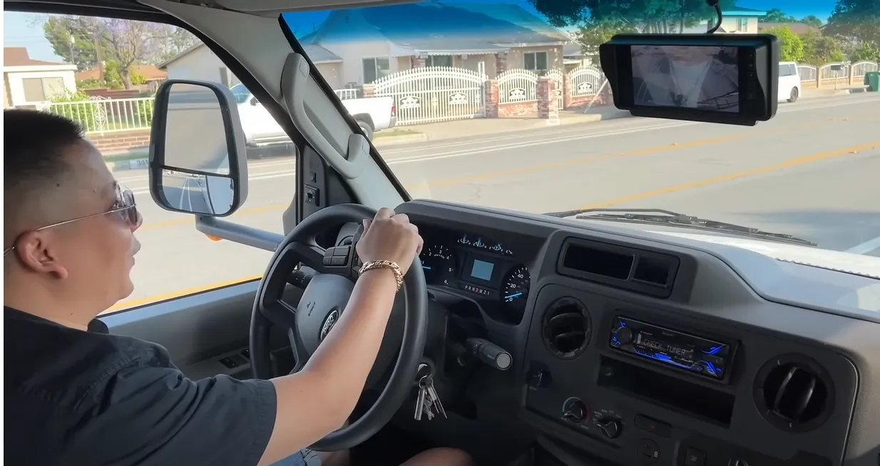 khoa-pug-di-du-lich-1