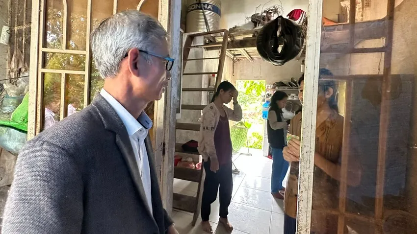 3-nguoi-bi-xich-chan-1