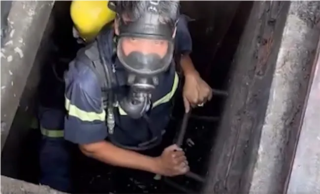 cong-nhan-ve-sinh-bi-mac-ket