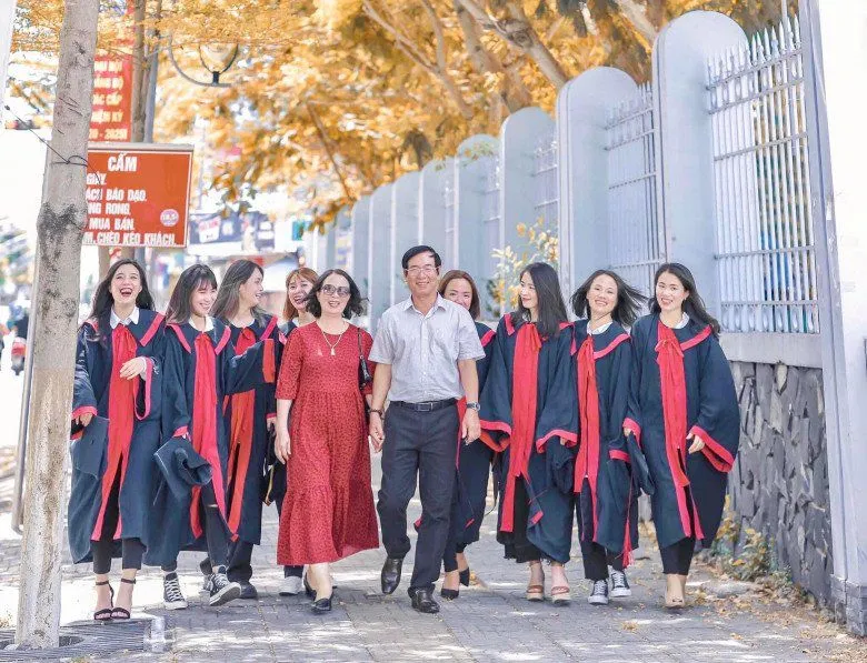 gia-dinh-co-10-co-con-gai-2