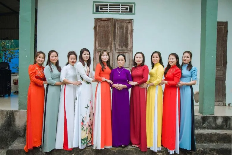 gia-dinh-co-10-co-con-gai