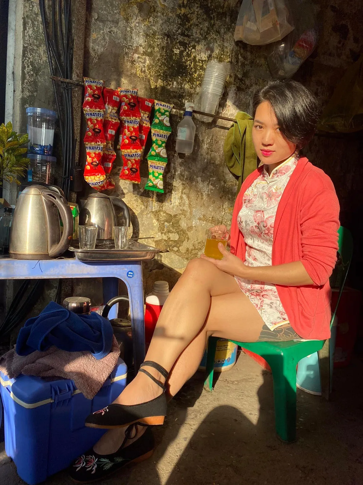 nguoi-phu-nu-ban-tra-da-4