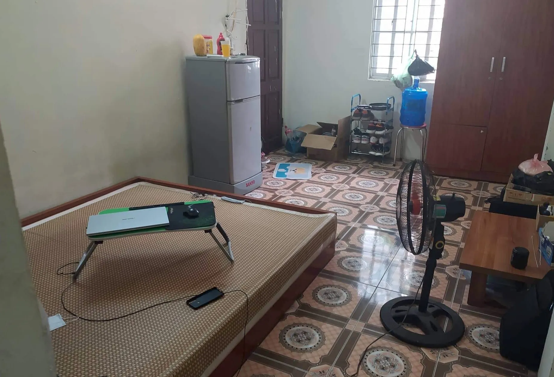 sinh-vien-o-tro-hay-ky-tuc-xa