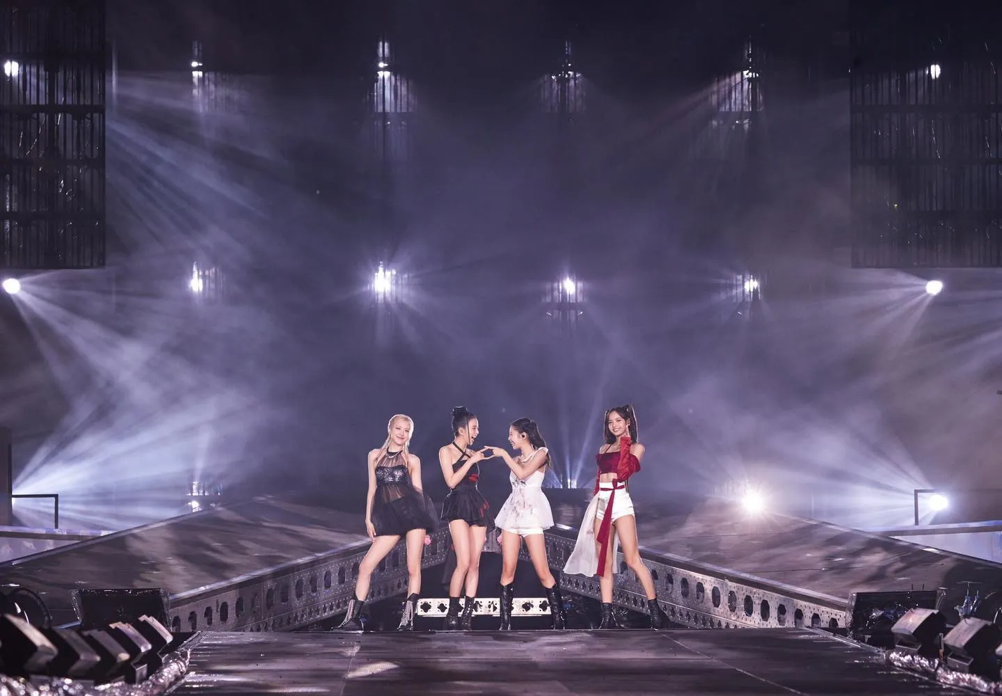 bao-han-ngac-nhien-ve-do-chiu-chi-cua-fan-viet-mua-ve-xem-black-pink-bieu-dien