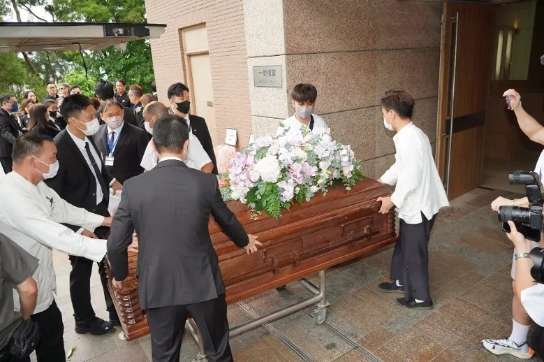 tang-le-dam-nuoc-mat-cua-nu-ca-si-coco-lee-1