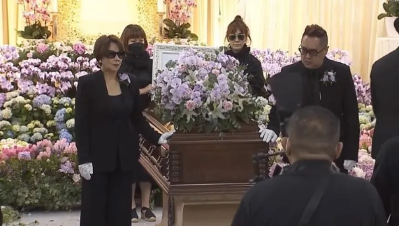 tang-le-dam-nuoc-mat-cua-nu-ca-si-coco-lee-2