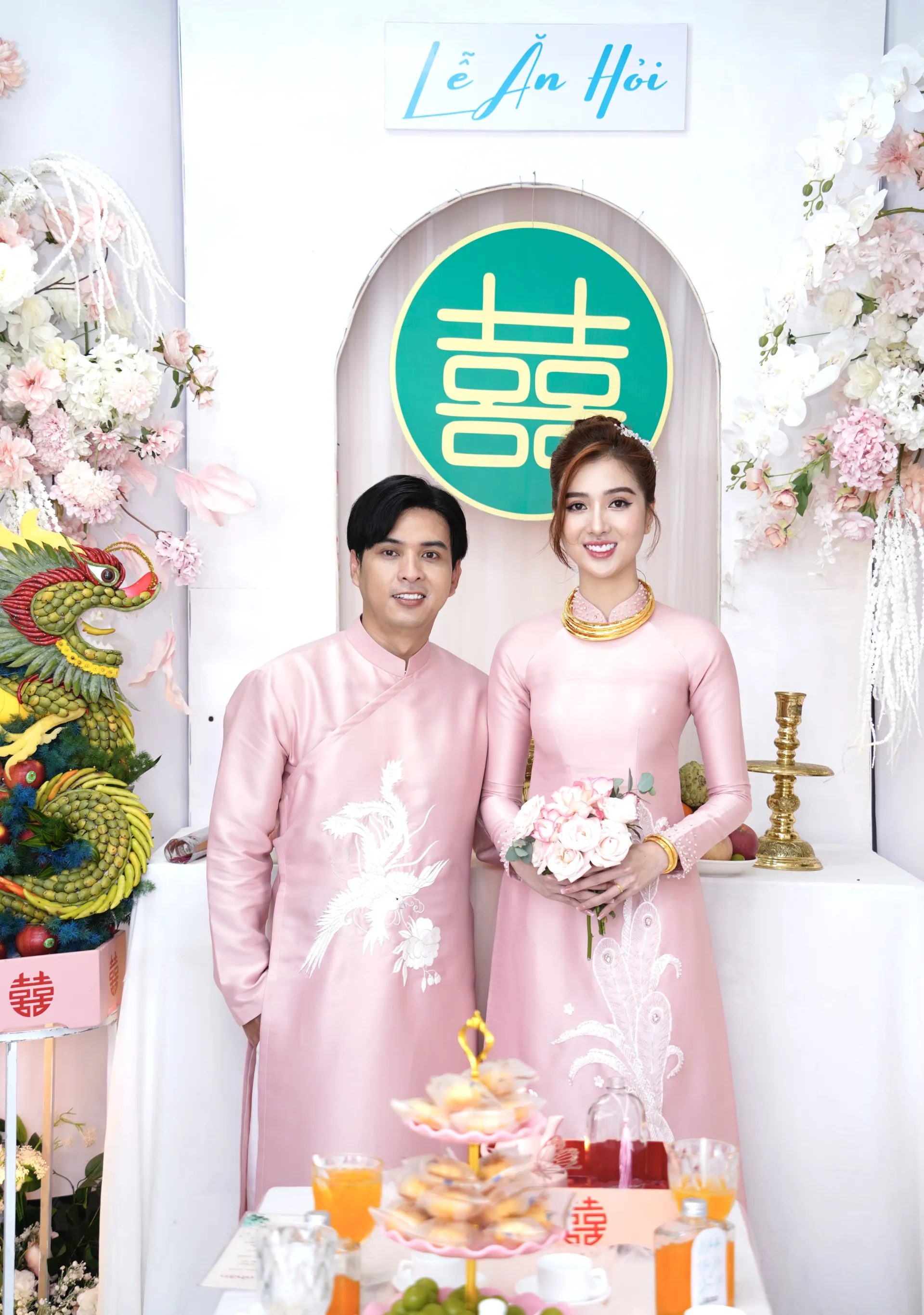 ho-quang-hieu-lam-le-an-hoi-voi-ban-gai-kem-17-tuoi