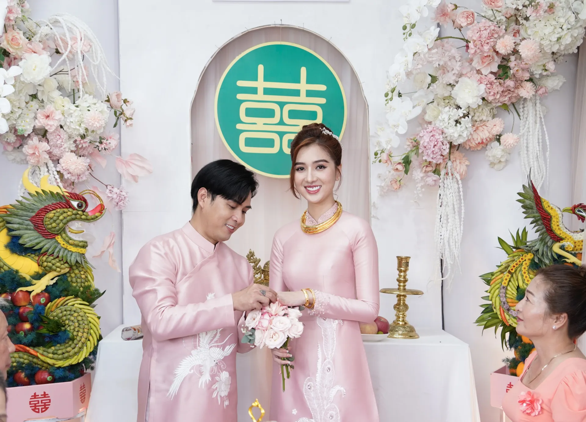 ho-quang-hieu-lam-le-an-hoi-voi-ban-gai-kem-17-tuoi-5