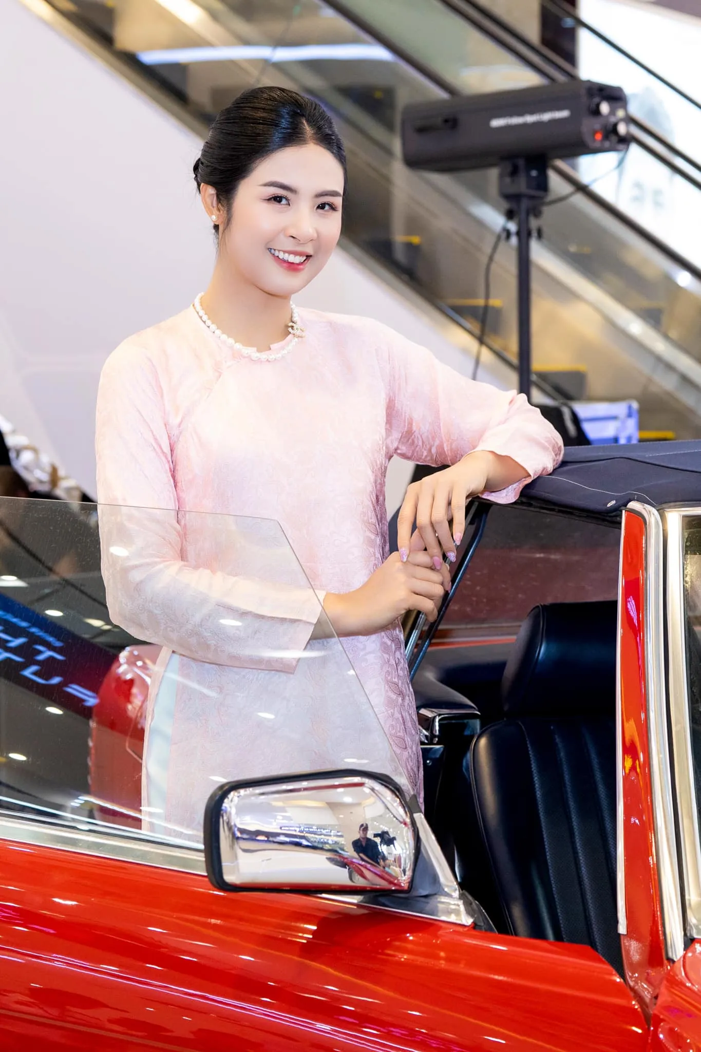 hoa-hau-duoc-tra-luong-1-ty-dong-moi-nam-1